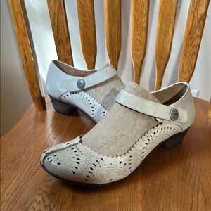 Taos Tango MaryJane  Never worn Size 9 Cream Leather Shoe with Perforations